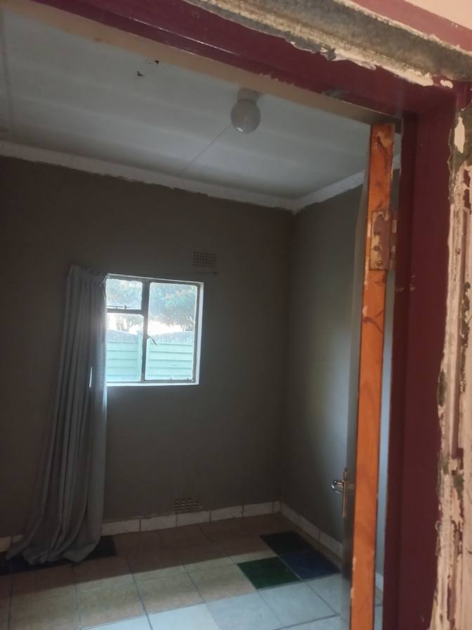 Leon Takudzwa's room