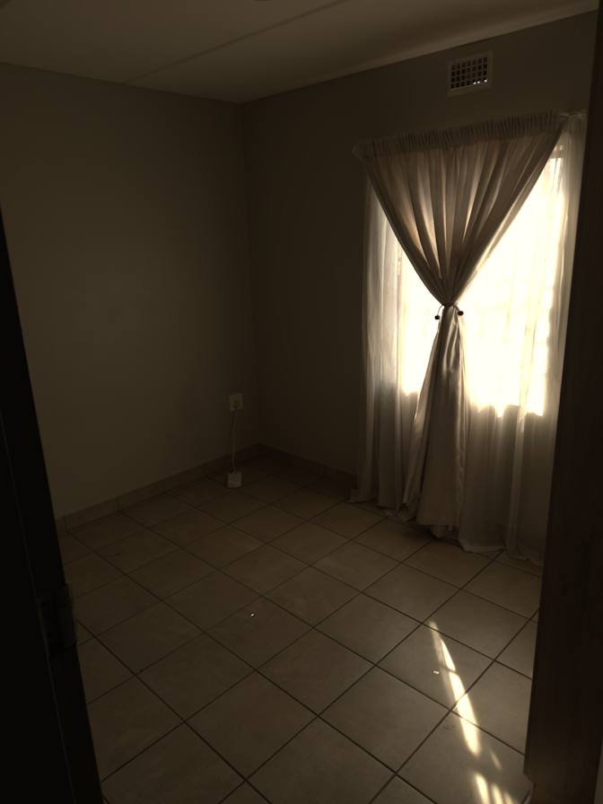 SAMI SIMON's room