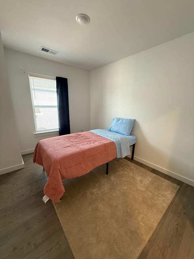 leslie's room