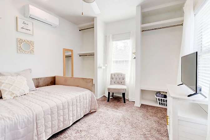 Alcove Rooms's room