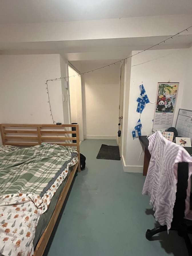 darius klassen's room
