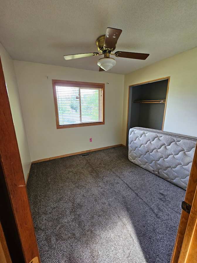 DANIEL T HELMEN's room