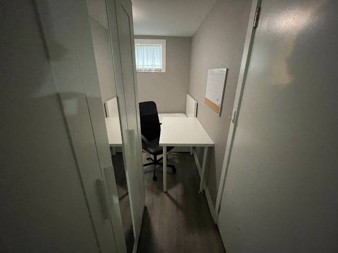 Bwood House's room