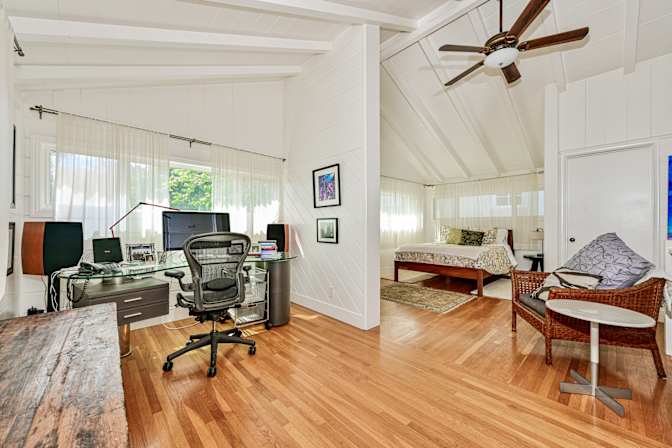 Edgar A. Macías's room