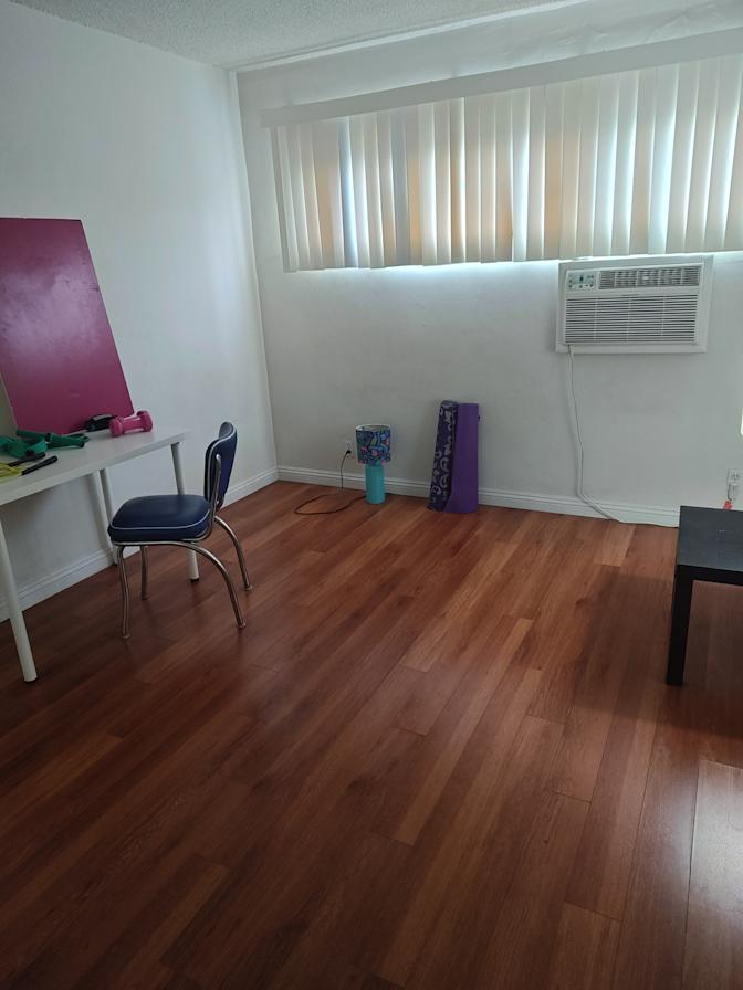 Burbank Room's room