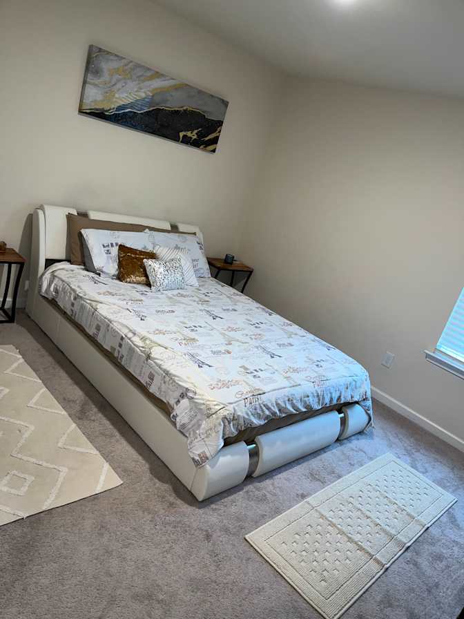 CQ Consultants, LLC's room