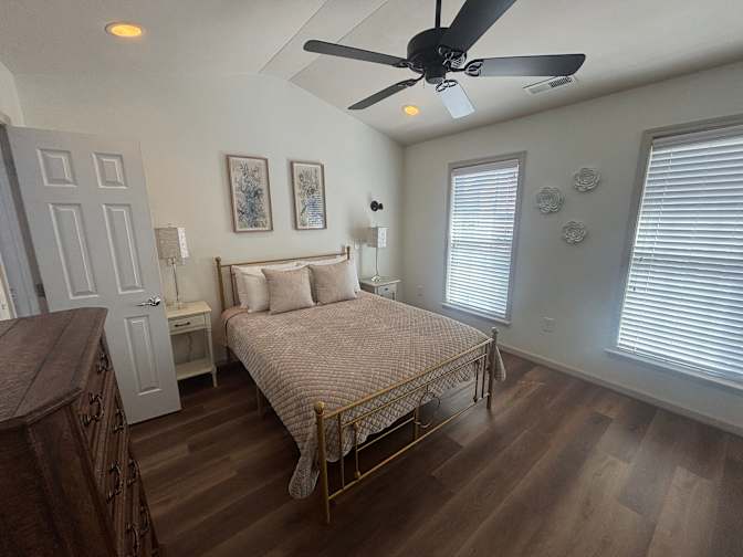 Alcove Rooms's room