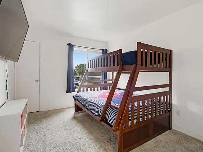 Carlos's room