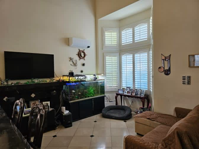 BUTZ RODELAS's room