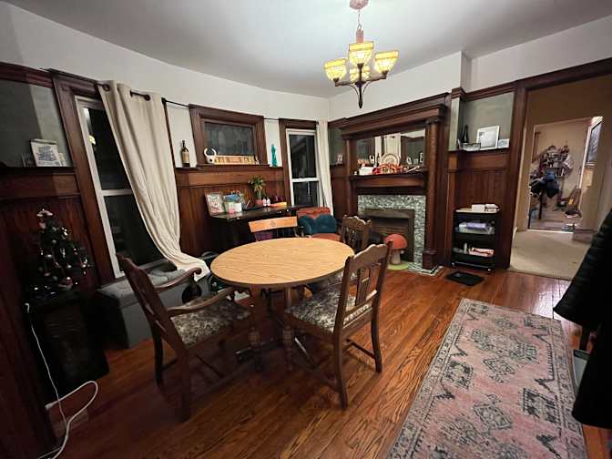 Leslie Mei's room