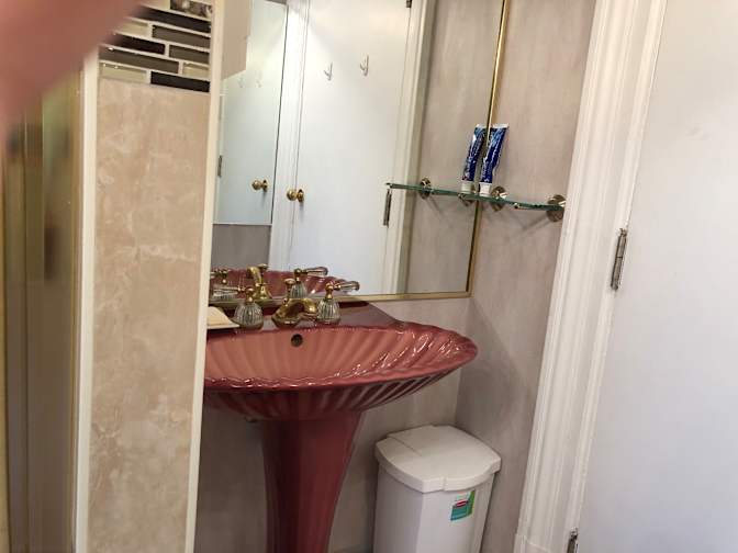 Mahnaz Shahrzad Asr's room