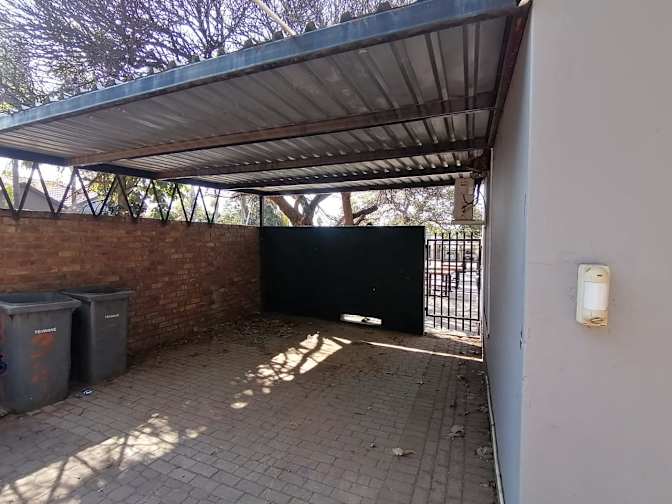 ARMAND FOURIE's room