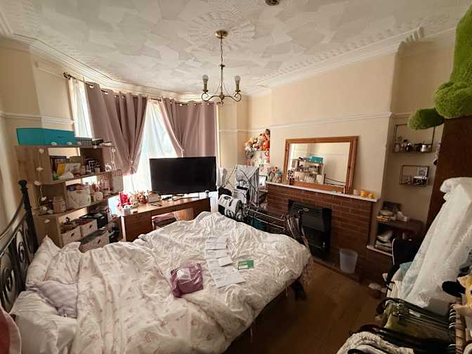 Taryn's room