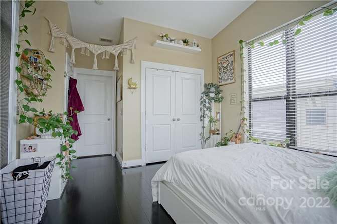 Alcove Rooms's room