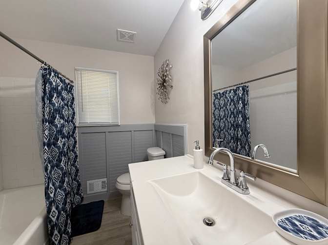 Alcove Rooms's room
