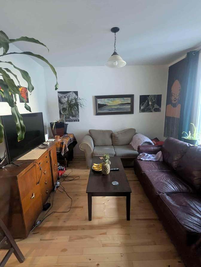 darius klassen's room