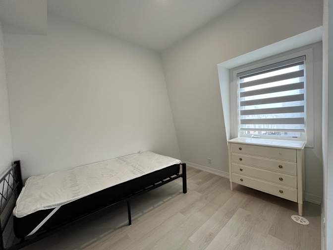 All-Females Townhouse's room