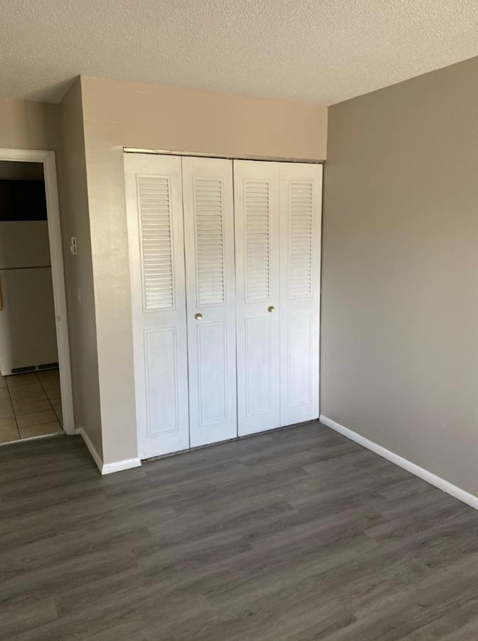 Seth J Knisel's room