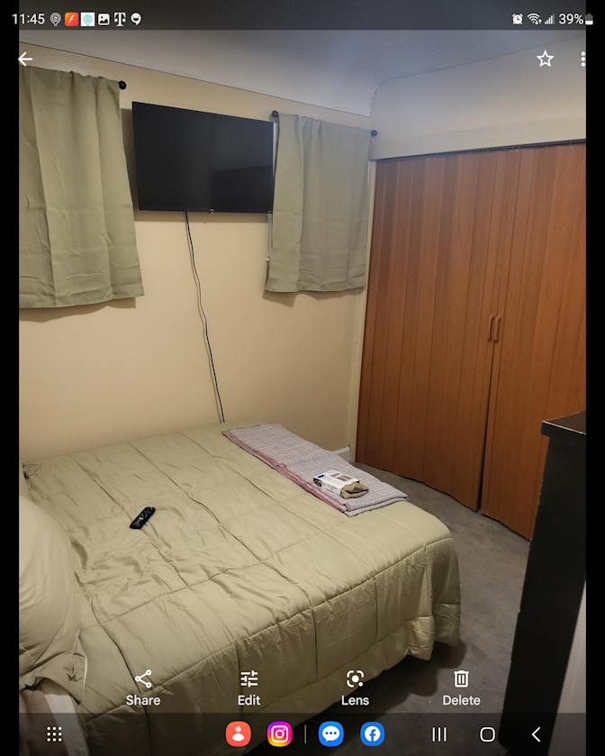 LESLIE's room