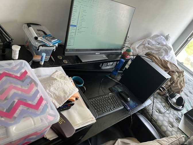 leslie's room