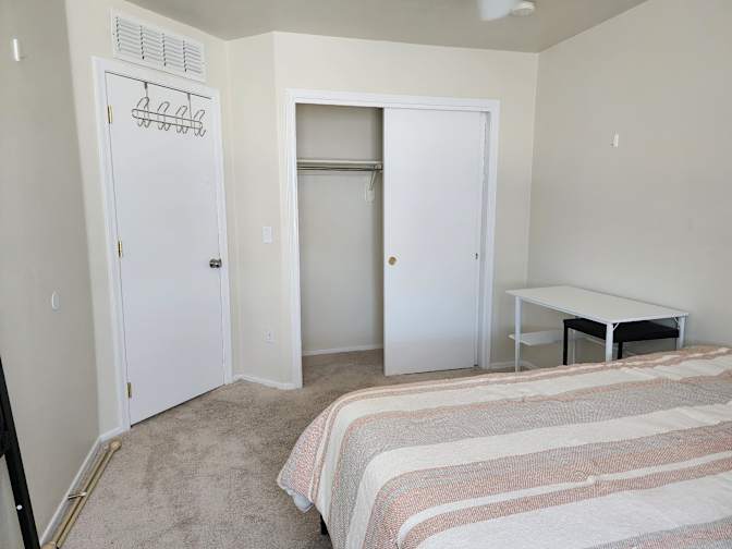 E FELIX BLVD's room