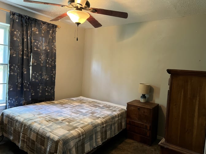 De's room