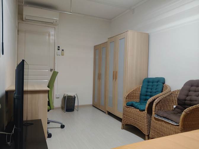 Neo's room