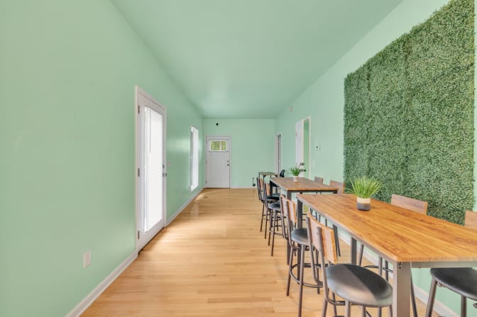 lifedoorrentals's room