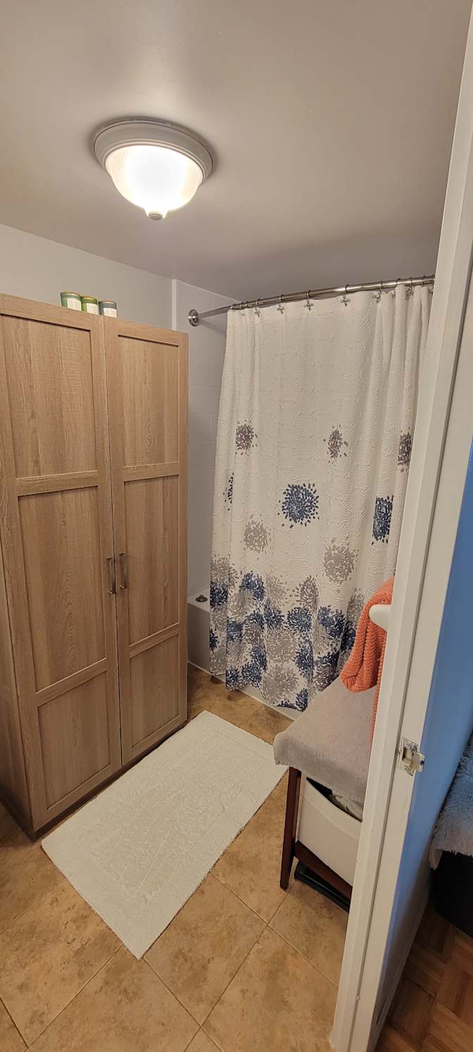 Leslie's room
