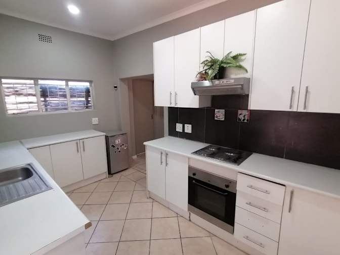 ARMAND FOURIE's room