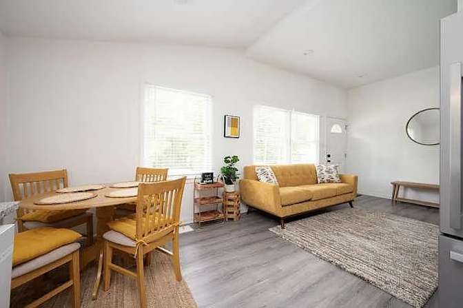 Alcove Rooms's room