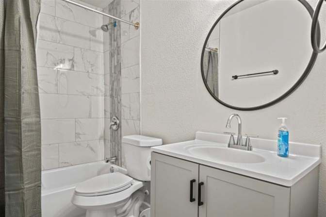 Pavo Real Properties's room
