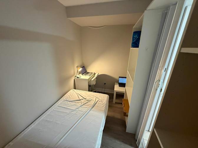 Housingfouryou's room