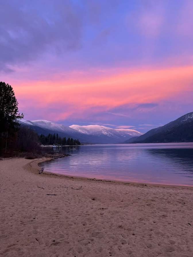 Lakefront Living's room