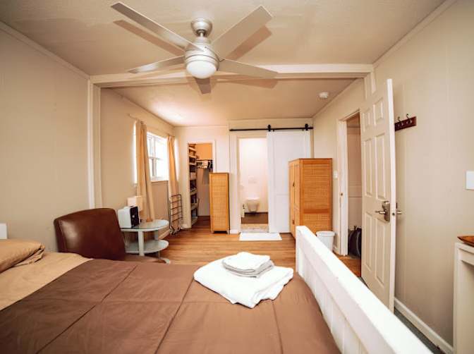 Fully Furnished's room