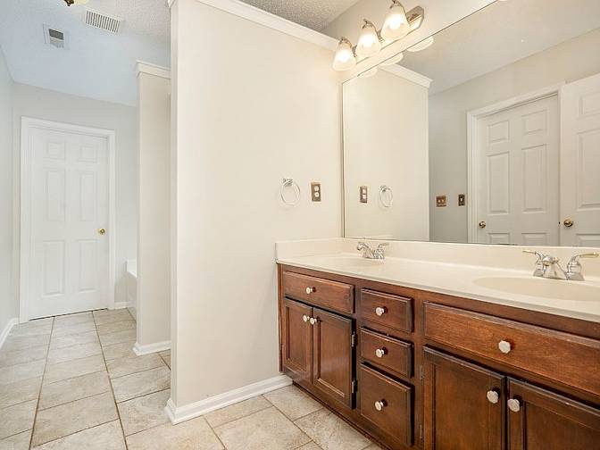 lifedoorrentals's room