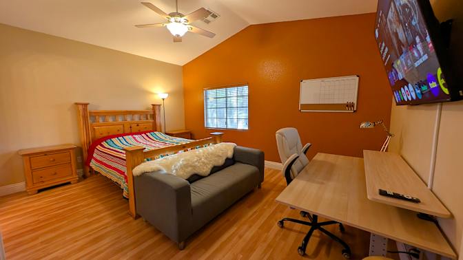 Yovav's room