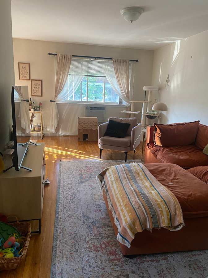 Astoria Charming Apt's room