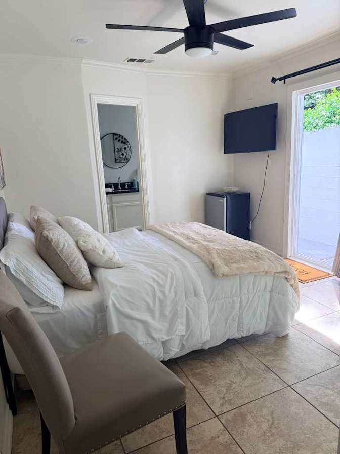 MARI MIRA's room