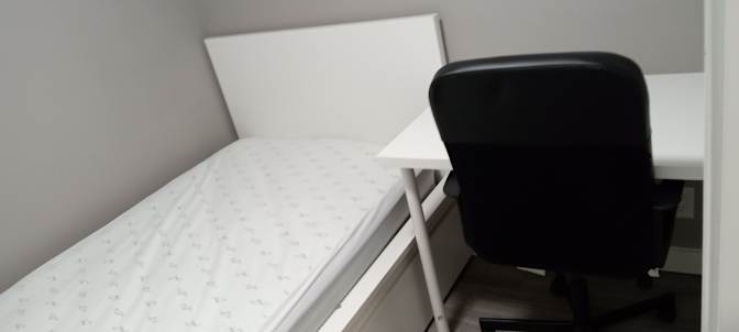 Bwood House's room