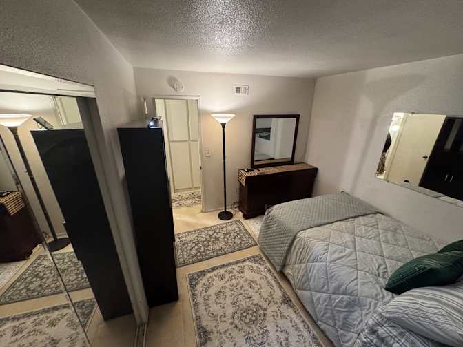 Luz F Mendoza's room