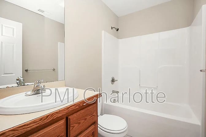 Alcove Rooms's room