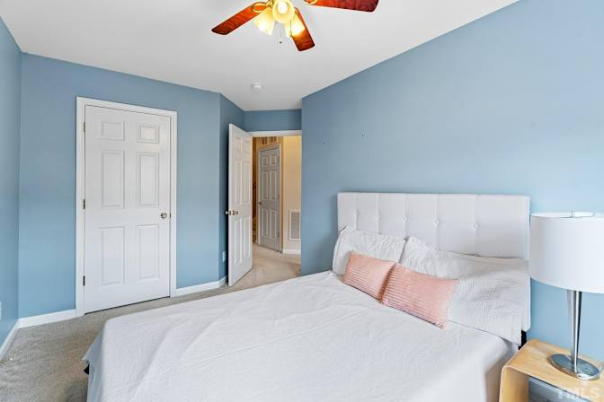 Alcove Rooms's room