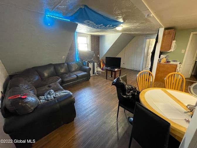 Yong's room