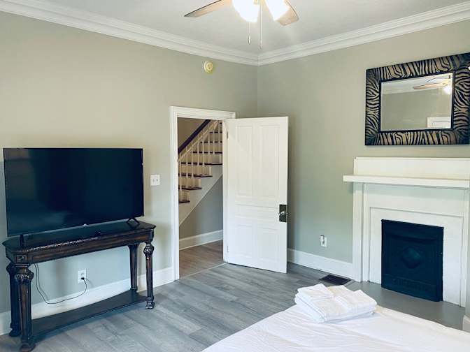 Alcove Rooms's room