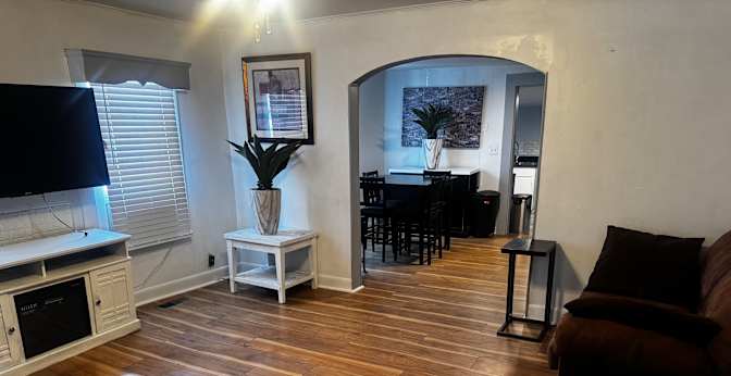 USTREAMIN ASSETS Llc's room