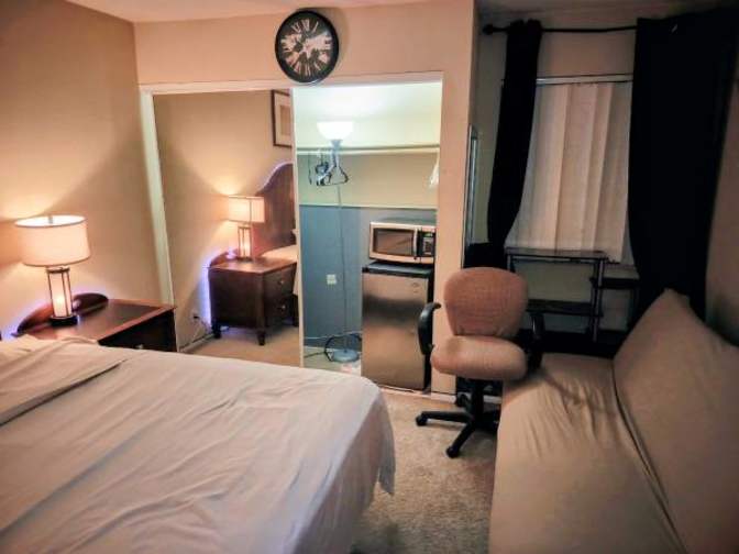 Fully Furnished's room