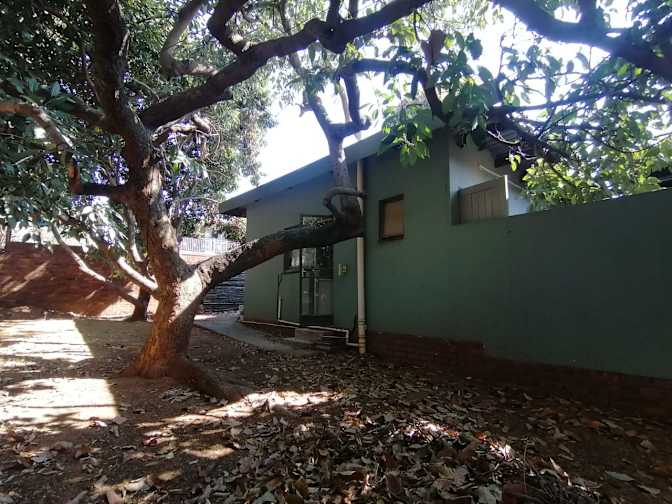 ARMAND FOURIE's room