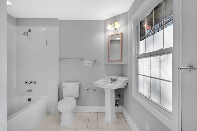 lifedoorrentals's room