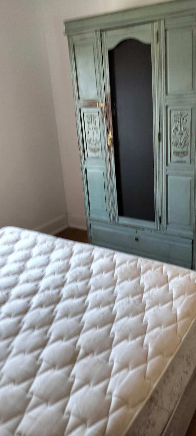 Leslie's room
